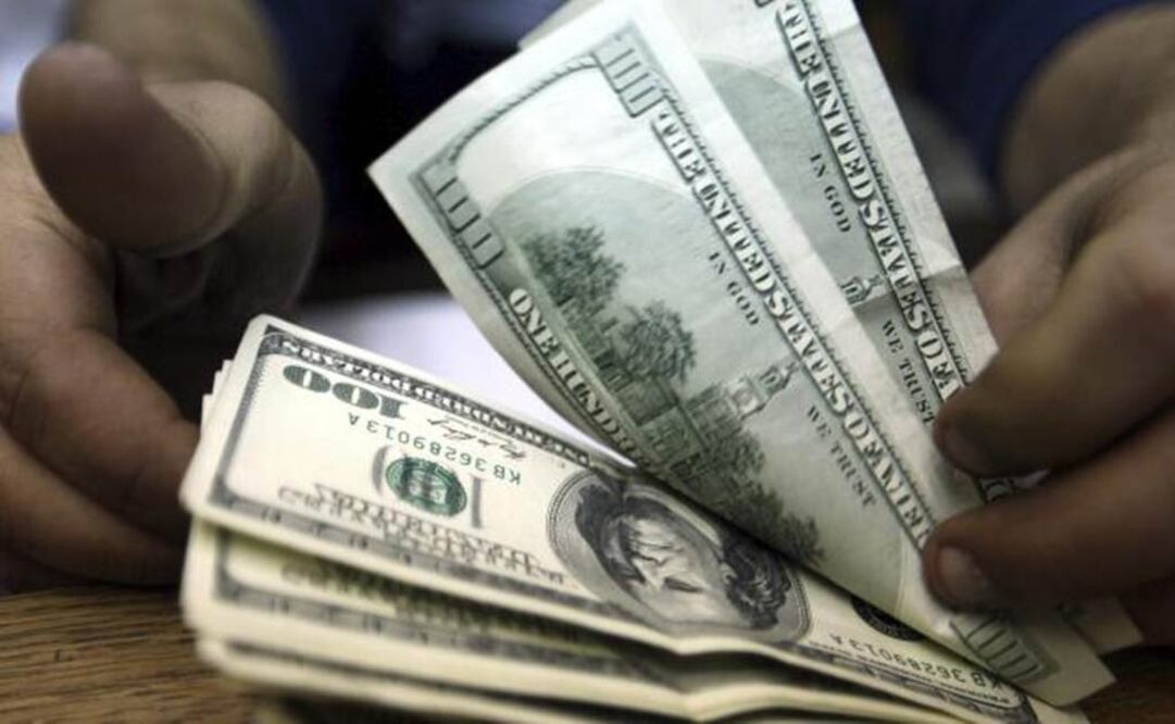 Dólar retrocede dos centavos y cierra en 16.28 pesos