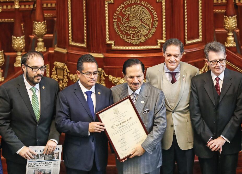 El Licenciado Juan Francisco Ealy Ortiz agradeció al pleno de la Asamblea Legislativa local por la distinción otorgada con motivo de los 100 años de El Gran Diario de México, fiel testigo del acontecer nacional e internacional (GERMÁN ESPINOSA. EL UNIVER)