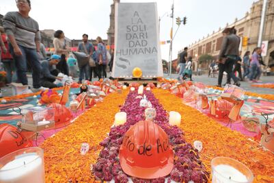UNAM coloca ofrenda a brigadistas del 19-S 