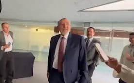 Adán Augusto López evita a medios de comunicación en el Senado; "ya no doy entrevistas", dice y huye en taxi