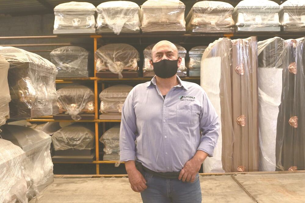 Pedro Jaramillo, representante legal de Litomex, afirma que si la empresa produjera el triple, apenas estaría en condiciones de surtir la demanda de ataúdes. Foto: Carlos Mejía. El Universal