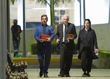 Tras funerales, Vargas Llosa recibe distinción en España