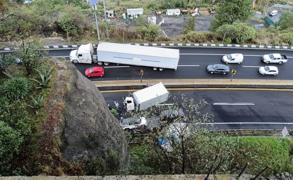 La volcadura de un tráiler que transportaba camionetas de alta gama paralizó la autopista Chamapa-Lechería. Foto: Especial