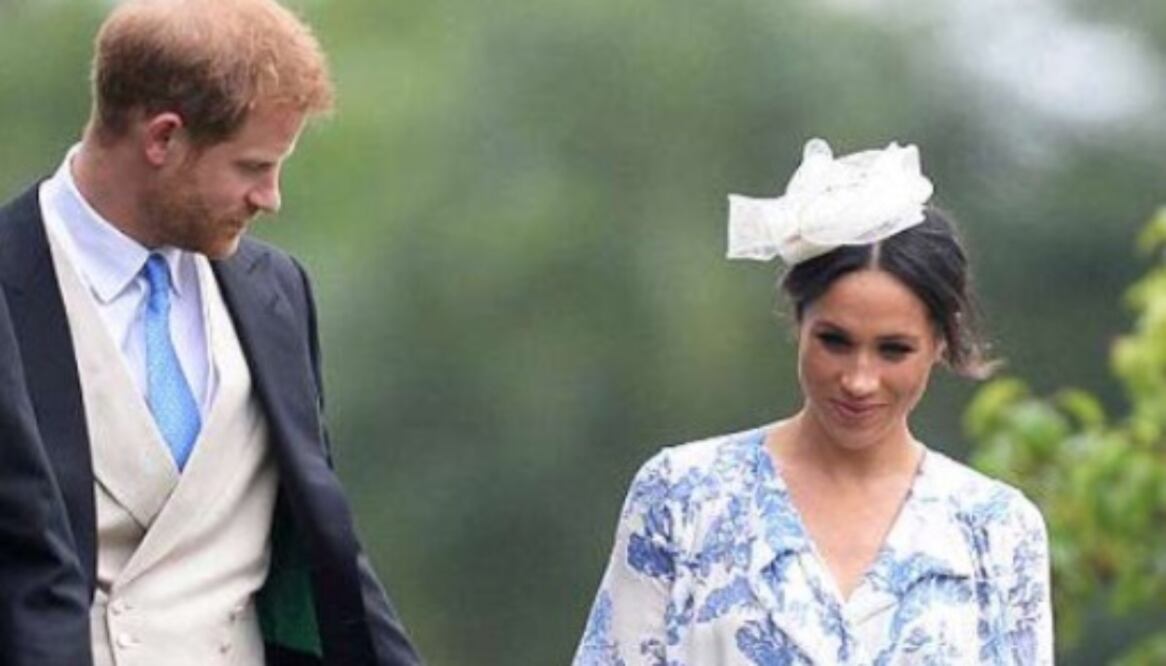 La duquesa de Sussex deja otra vez mal sabor de boca por la elección de vestido. Foto: Twitter.