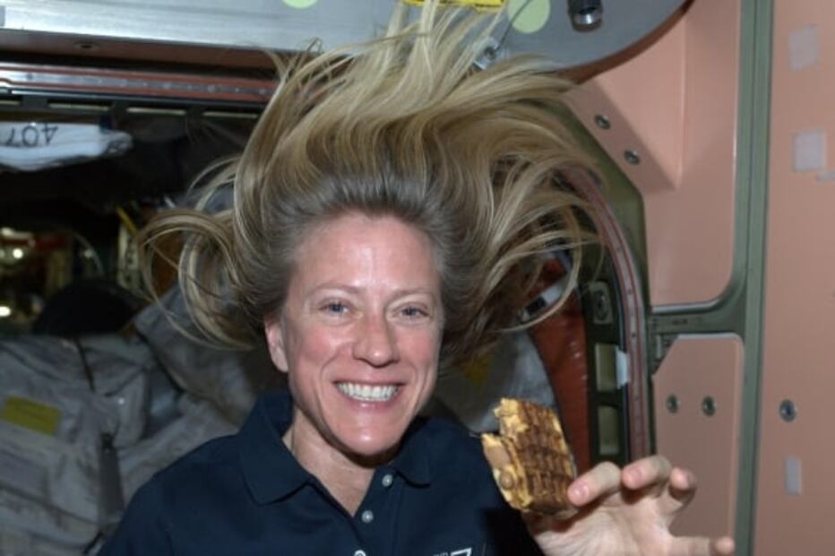Por qué es peligroso comer pizza en el espacio