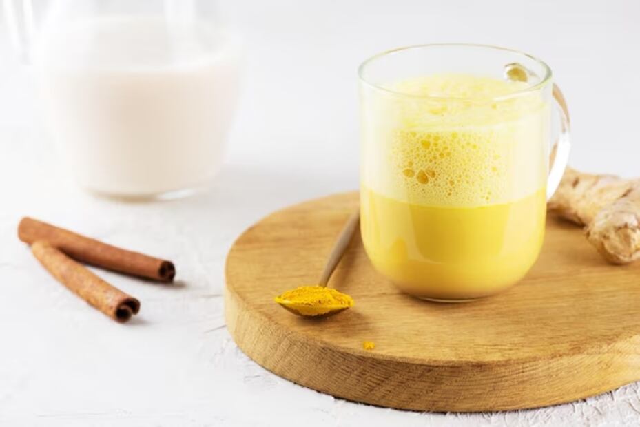 Descansa por las noches con ayuda de la leche de cúrcuma. Foto: Freepik