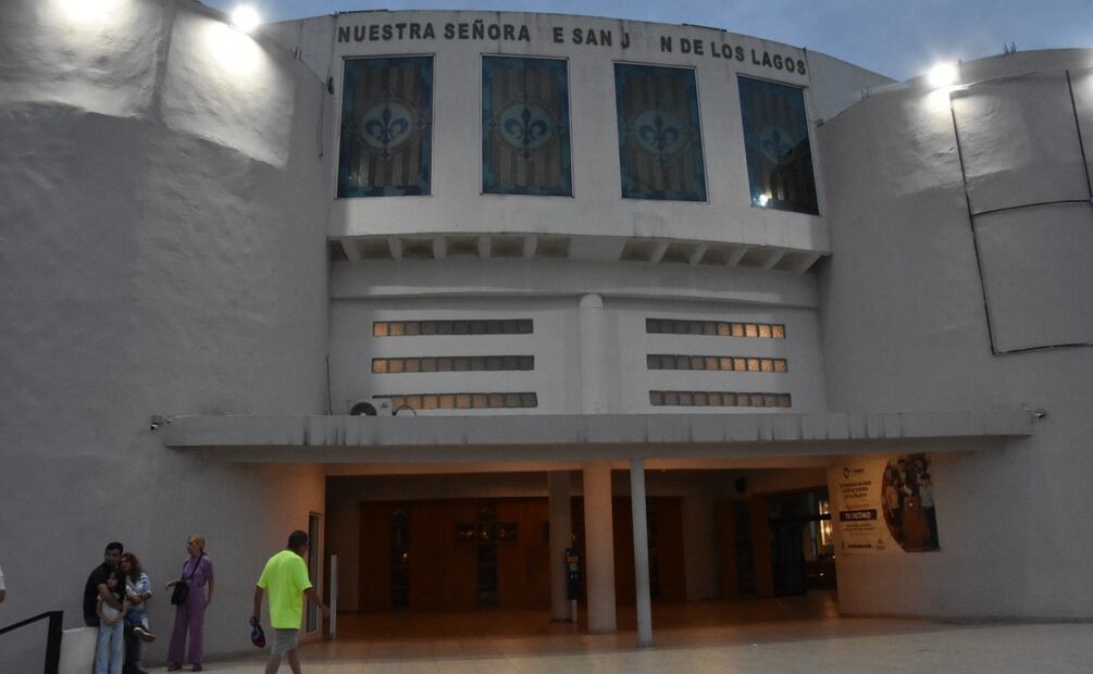 La ceremonia religiosa se llevó a cabo en la Parroquia de Nuestra Señora de San Juan de los Lagos en Nuevo León (21/04/2025). Foto: Emilio Vázquez / EL UNIVERSAL