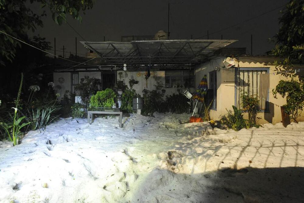 La delegación Cuajimalpa reportó la caída de cinco techos de lámina, tres bardas, así como vehículos afectados por inundación, debido a la lluvia con granizo ocurrida anoche
