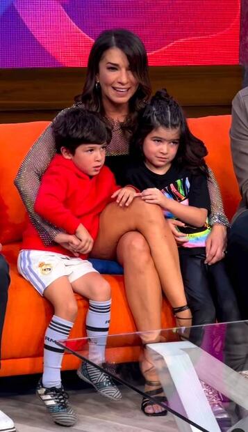 Laura G llora junto a sus hijos en su último día de "Venga la Alegría".