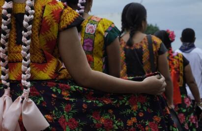 Último desfile previo a La Octava del Lunes del Cerro abarrota las calles de la ciudad de Oaxaca