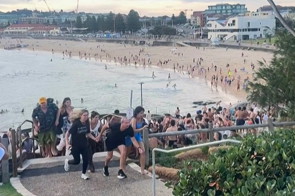 Captura de video que muestra a asistentes a un festejo por Hanucá en la playa Bondi, en Sidney, Australia. FOTO: AFP