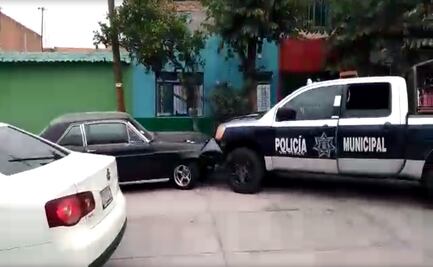 Patrulla circula sin conductor hasta chocar contra un auto estacionado en Aguascalientes