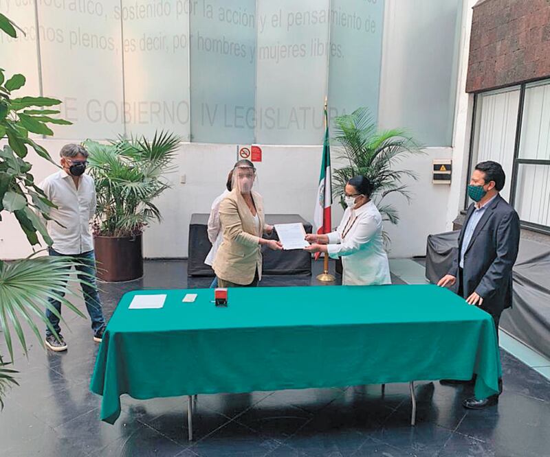 La secretaria de Gobierno, Rosa Icela Rodríguez, derecha, entregó la iniciativa de proyecto de decreto a la presidenta de la Mesa Directiva del Congreso local, Isabela Rosales Herrera. Foto: ESPECIAL