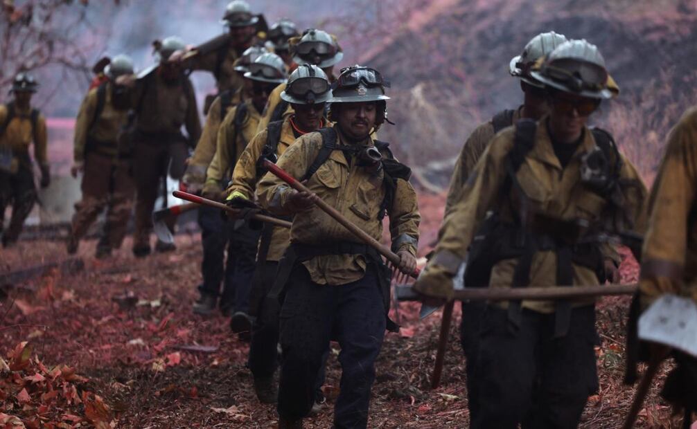 Más de 4.000 bomberos colaboran en las tareas de extinción de estos incendios. Foto: EFE
