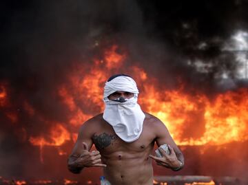 Venezuela opposition leader Juan Guaidó calls for uprising against Nicolás Maduro