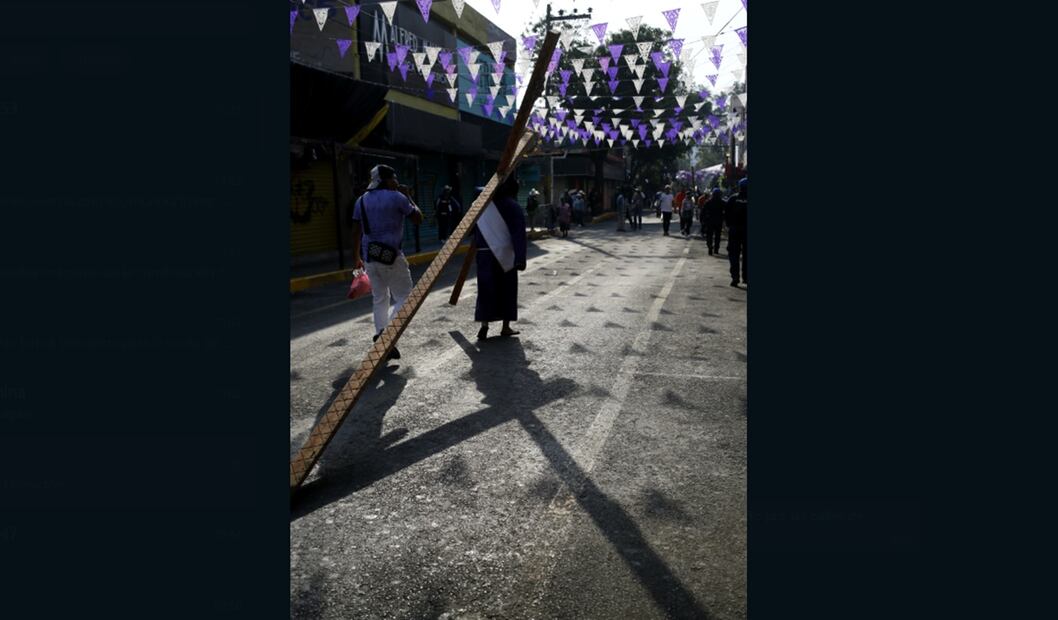 Nazarenos recorren las calles de Iztapalapa durante la 182 Representación de la Pasión de Cristo en Iztapalapa, el viernes 18 de abril de 2025. Foto: Darío Luna / EL UNIVERSAL