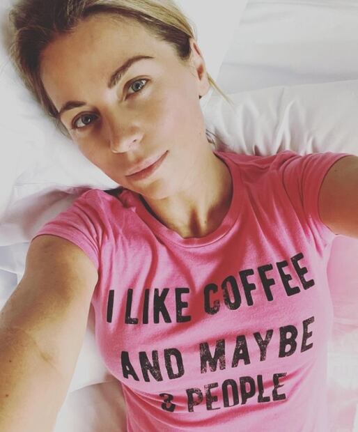 Ludwika Paleta tiene la playera blanca con el mensaje más cool