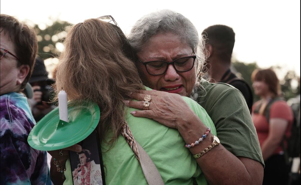 Gente se abraza durante una vigilia por las víctimas de las inundaciones en Texas en el monumento conmemorativo "Muro de la Esperanza" en Kerrville, Texas, Estados Unidos, el 11 de julio de 2025. Foto: EFE