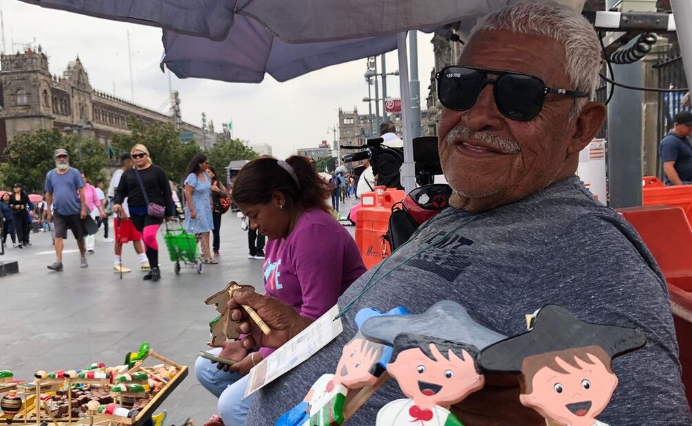 Don Joaquín le impregna “pura pasión y amor” a las figurillas talladas en madera, pues aprendió el oficio de su padre cuando era solo un niño y nunca imaginó que sería su fuente de ingresos por más de 50 años. Foto: Atenea Campuzano / EL UNIVERSAL