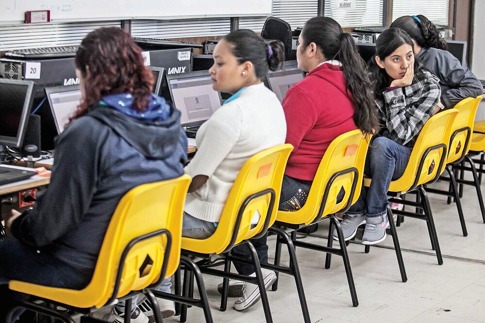 En el DF se establecieron dos sedes para la aplicación de la prueba a los maestros, una de ellas fue en la Escuela Secundaria Técnica 14 Cinco de Mayo y otra en el Centro de Desarrollo Informático Arturo Rosenblueth, del IPN (en la imagen)