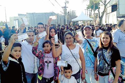 Feligreses con boleto se quedan sin entrar