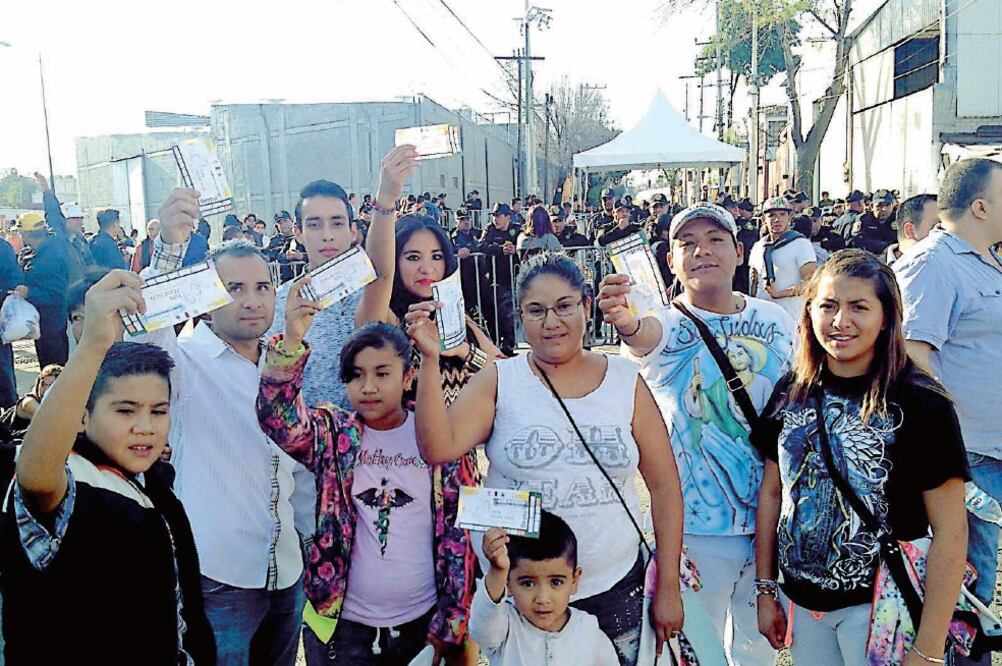 Inconformes muestran los boletos que no les hicieron válidos (JUAN OMAR FIERRO. ELUNIVERSAL)