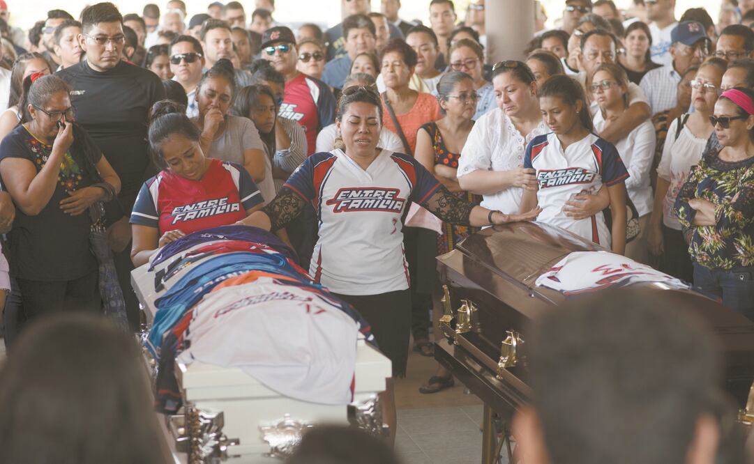 César Hernández Barrera y su hijo Santiago fueron víctimas de la masacre ocurrida en una fiesta el pasado viernes en Minatitlán, Veracruz. Los cuerpos de ambos fueron sepultados la tarde de ayer. / ÁNGEL HERNÁNDEZ. CUARTOSCURO