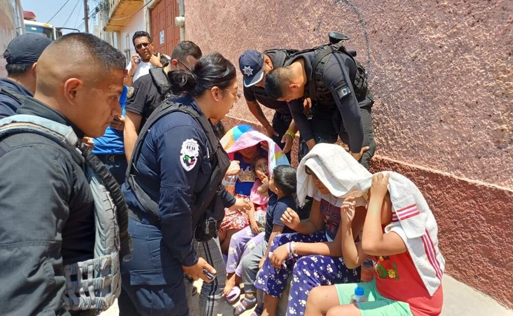 Bomberos y personal de Protección Civil  recataron con vida a cuatro niños. Foto: Especial
