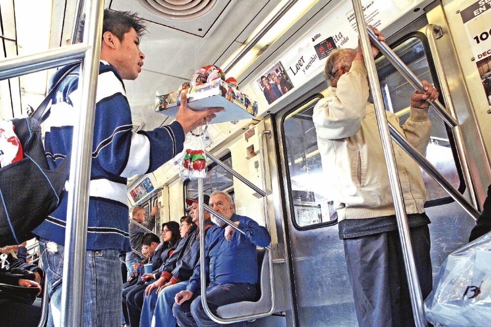 El dispositivo implementado por las autoridades del STC tiene como objetivo liberar las instalaciones del Metro de vendedores ambulantes (ARCHIVO EL UNIVERSAL)