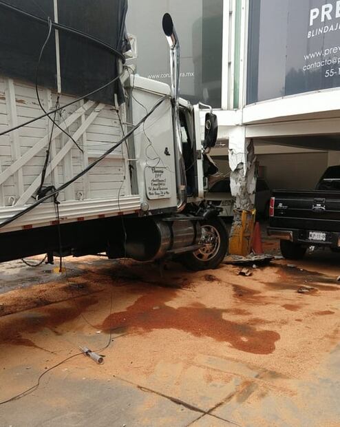 Camión de carga choca contra estructura de plaza comercial en Lomas Verdes