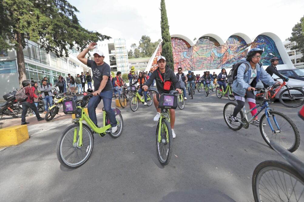 Cerca de las 10:00 horas, los estudiantes de la Universidad Autónoma del Estado de México, junto con integrantes de al menos tres organizaciones ambientalistas y ciclistas —como Ximai, Tláloc e Intégrate—. Foto/JORGE ALVARADO. EL UNIVERSAL