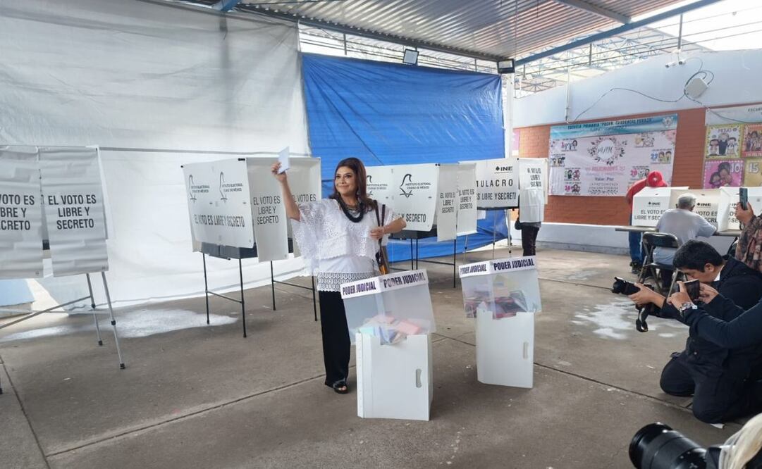 Clara Brugada emite su voto en casilla de Iztapalapa. Foto: Juan Boites/ELUNIVERSAL