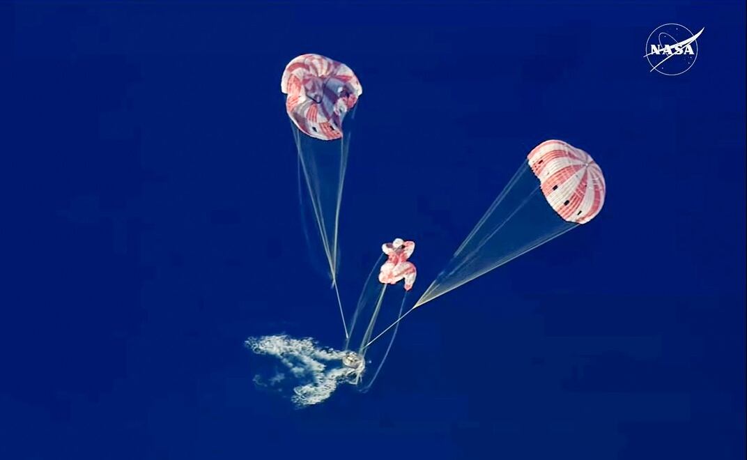 Capsula Orión, con los tripulantes de Artemis II, luego de amerizar en el Pacífico (10/04/2026). Foto: EFE.