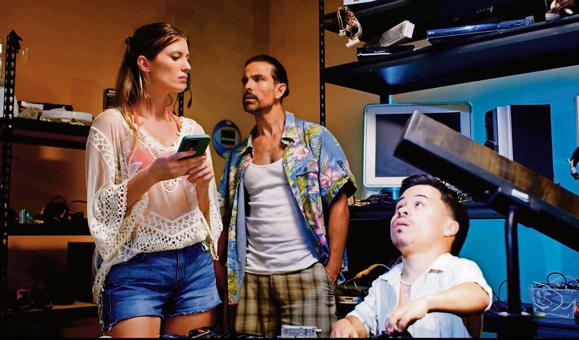 Oxana Rivera como la exreina de belleza, Jorge Luis Moreno y El Abelito. Foto: Island Hub