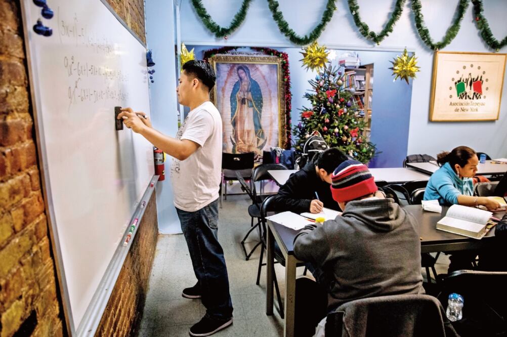 Alejandro Ojeda, del PRD, consideró que la medida del Ejecutivo pretende tapa r el sol con un dedo, ya que asegura que no hay espacio para los deportados. (YADÍN XOLALPA. EL UNIVERSAL)