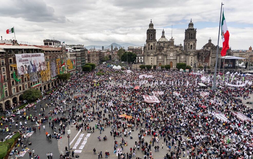 Miles de personas se han congregado en la plaza de la Constitución de la Ciudad de México para escuchar el primer mensaje de la presidenta Claudia Sheinbaum. Foto: Hugo Salvador/EL UNIVERSAL
