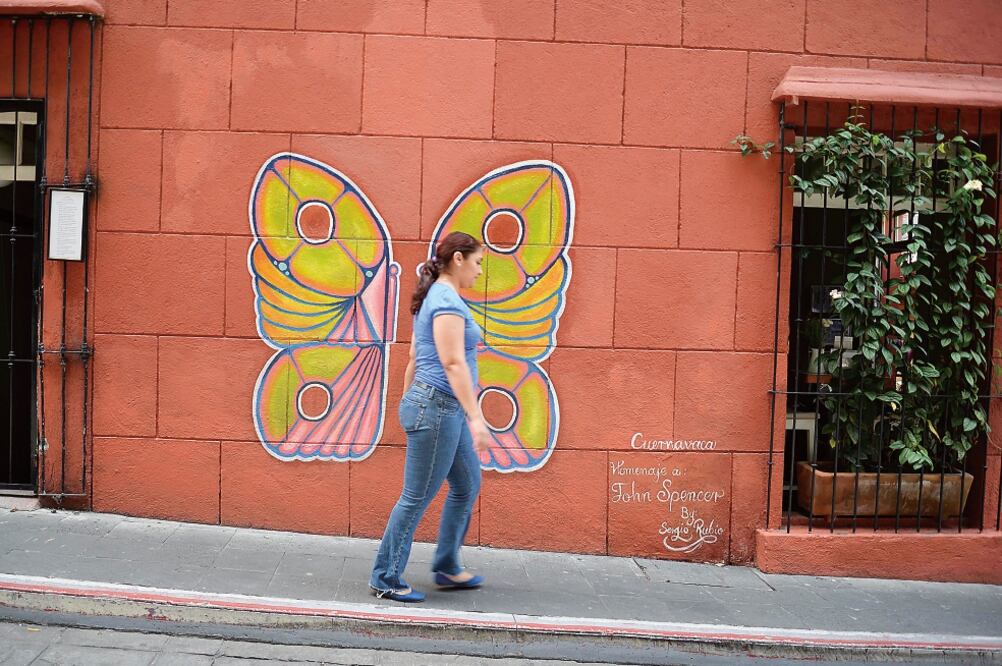 La mariposa es, según lo descrito en el perfil de Facebook del Café Alondra: “Una interpretación libre de la obra del artista plástico, John Spencer, ubicada al interior del lugar" (CIUDADANOS MX)