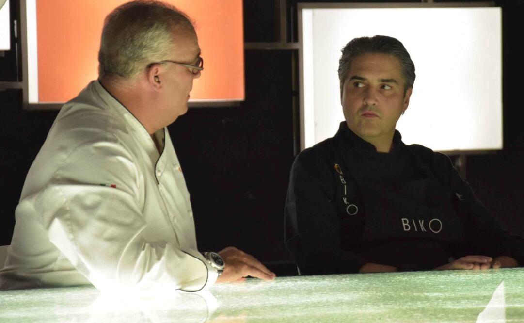 Mikel y Juantxo deliberando sobre el siguiente candidato a dejar Top Chef México. Foto: CORTESÍA
