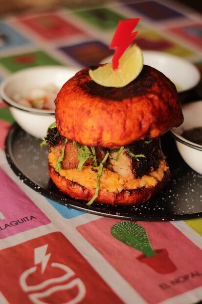 Diseñador mexicano inventa la pambazo burger, aquí la puedes probar