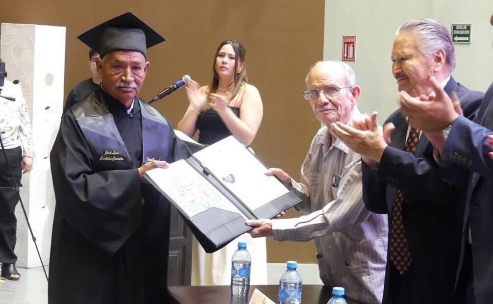 Dan Doctorado Honoris Causa a padre de Esmeralda Castillo (05/05/2025). Foto: Especial