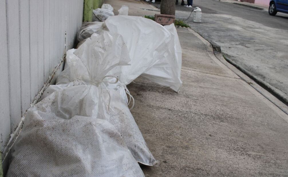 En las calles 1525 a la 1513 decenas de vecinos han colocado costales de arena en fila, apilados o de la manera que consideren más efectiva, en las puertas o cisternas. (14/08/25) Foto: Rafael García