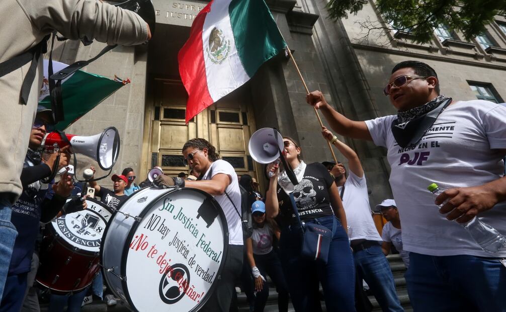 Personas integrantes del PJF se manifiestan afuera de la Suprema Corte de Justicia de la Nación este 3 de octubre de 2024. Foto: Luis Camacho/EL UNIVERSAL