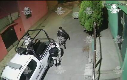 Video. Elementos con uniforme de la Guardia Nacional golpean a hombre y manosean a mujer en Ecatepec
