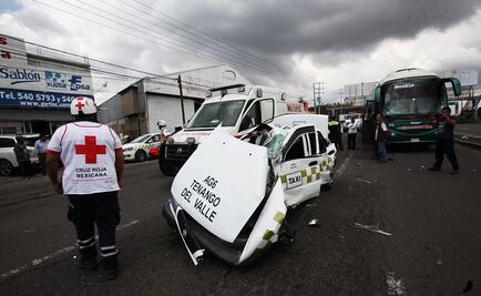 Taxi queda prensado tras chocar con autobús en la Toluca-Tenango