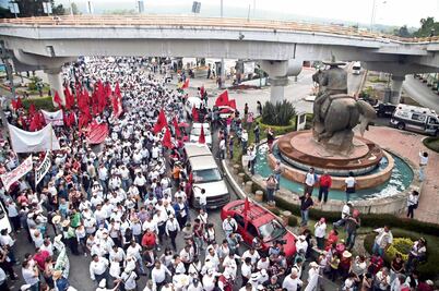 Realizan megamarcha contra gobernador; piden  destituirlo   
