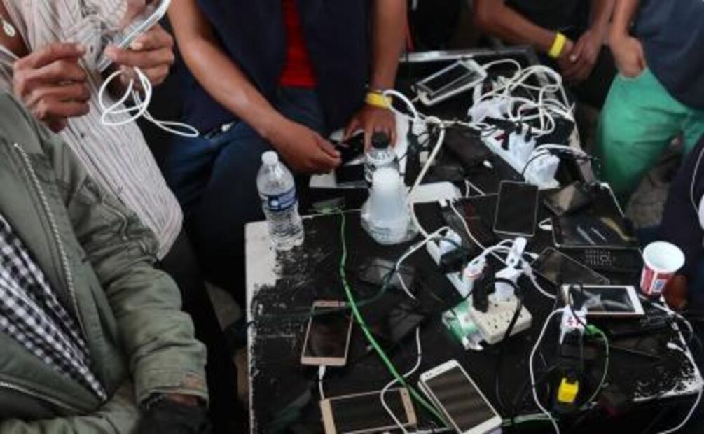 Migrantes juegan, descansan y hasta “pelean” en albergue de la CDMX