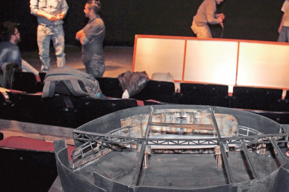 Se contempla que la puesta en escena, que se desarrolla en un gimnasio, cree una experiencia de 360 grados (AGUSTÍN SALINAS. EL UNIVERSAL)