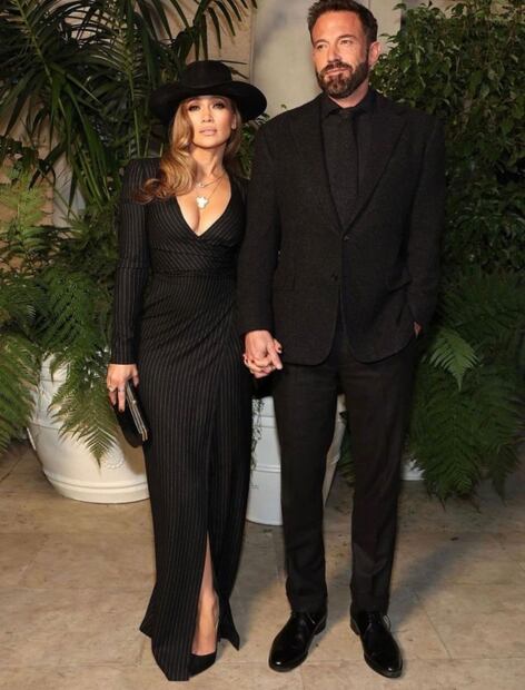 Jennifer Lopez exalta su sensualidad con vestido formal de gran escote