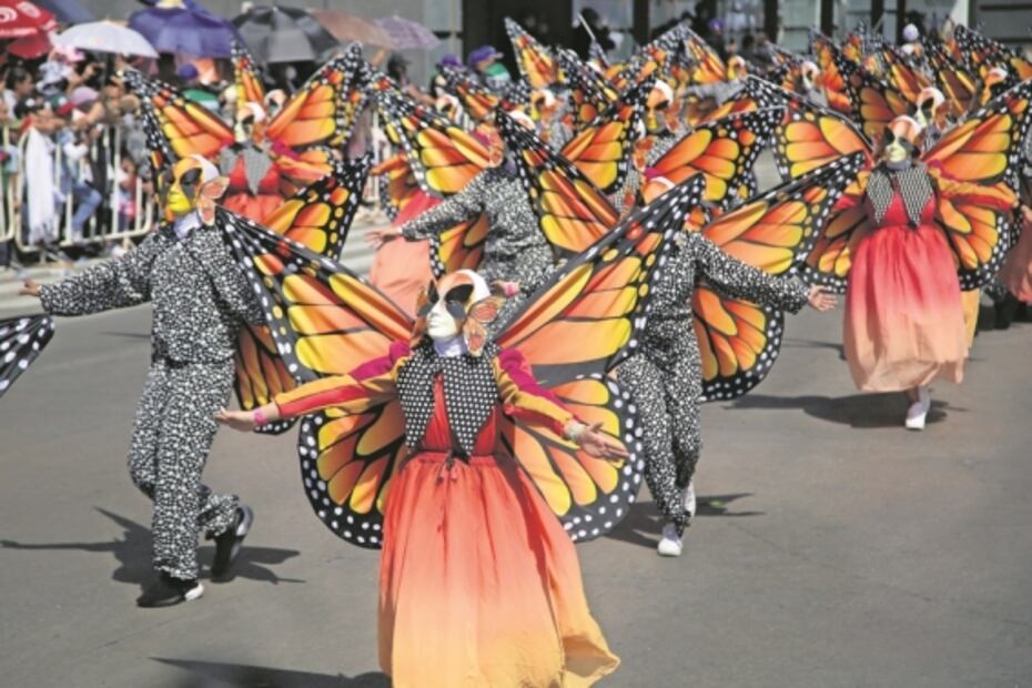 Sin temor, capitalinos desbordan las calles por desfile