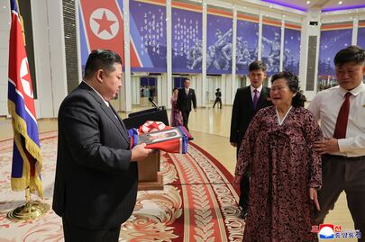 Kim Jong-un condecora a más caídos en la guerra de Rusia contra Ucrania; ceremonia se da a días de verse con Putin  